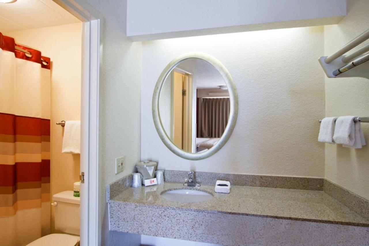 Red Roof Inn Huntington Barboursville Экстерьер фото